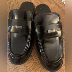 Women’s DKNY effortlessly tailored slip-on loafer mule. Size 7.